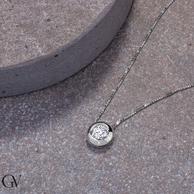 Colgante solitario con diamante engastado con bisel completo en oro blanco 0,50 quilates