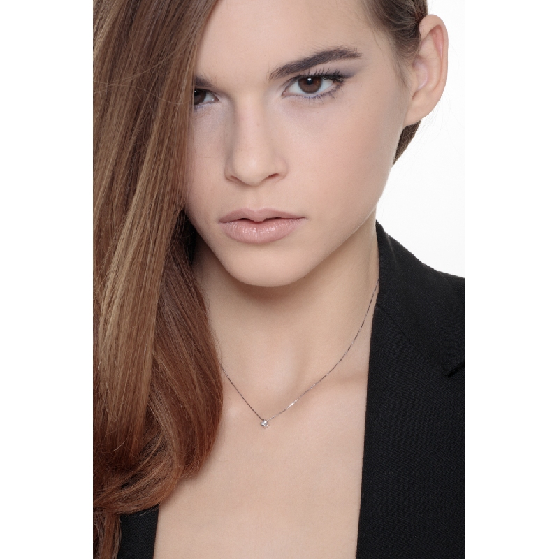 Colgante solitario de oro blanco 750 con diamante de 0.10 quilates Colgante solitario de oro blanco 750 con diamante de 0.10 quilates