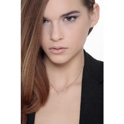 Colgante solitario de oro blanco 750 con diamante de 0.10 quilates