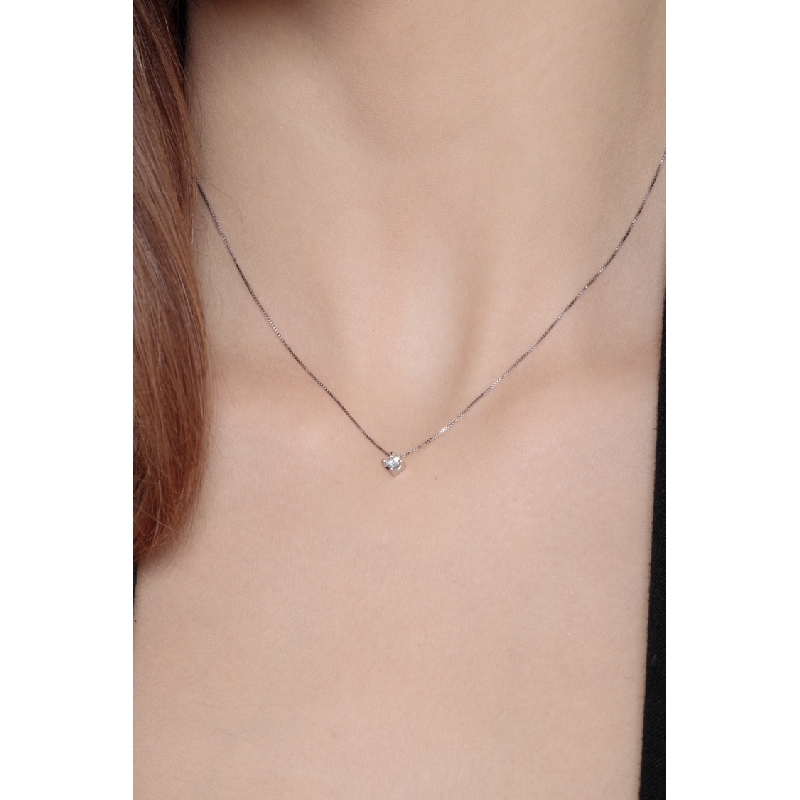 Colgante solitario de oro blanco 750 con diamante de 0.10 quilates Colgante solitario de oro blanco 750 con diamante de 0.10 quilates