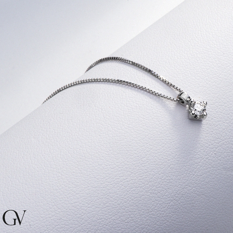 Collar de oro blanco 750 y diamante solitario de 0.15 quilates Collar de oro blanco 750 y diamante solitario de 0.15 quilates