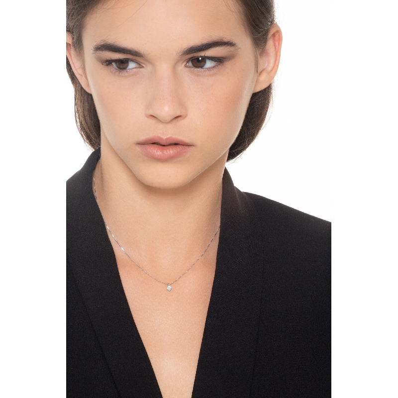 Collar de oro blanco 750 y diamante solitario de 0.15 quilates Collar de oro blanco 750 y diamante solitario de 0.15 quilates