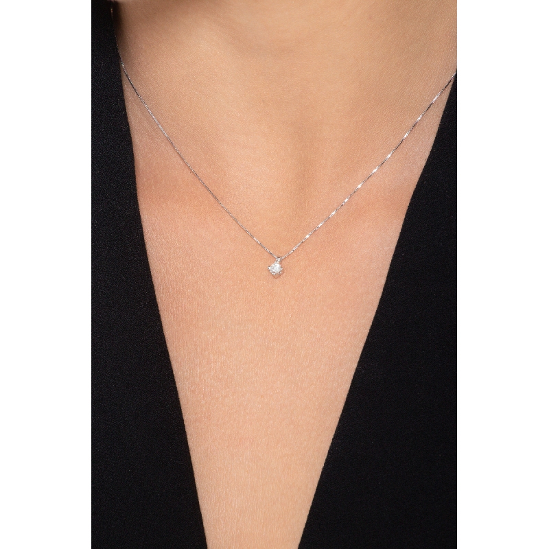Collar de oro blanco 750 y diamante solitario de 0.15 quilates Collar de oro blanco 750 y diamante solitario de 0.15 quilates
