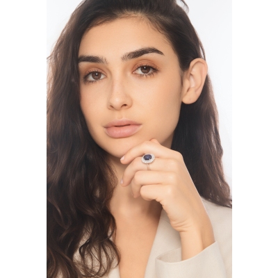 Anillo en oro blanco 18k con zafiro azul y doble halo de diamantes