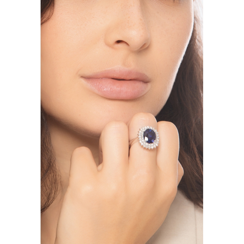 Anillo en oro blanco 18k con zafiro azul y doble halo de diamantes Anillo en oro blanco 18k con zafiro azul y doble halo de diamantes