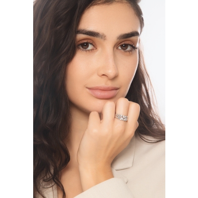 Anillo Banda en Oro Blanco de 18 Quilates con Corazoncitos de Diamantes