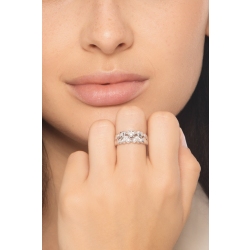 Anillo Banda en Oro Blanco de 18 Quilates con Corazoncitos de Diamantes 2