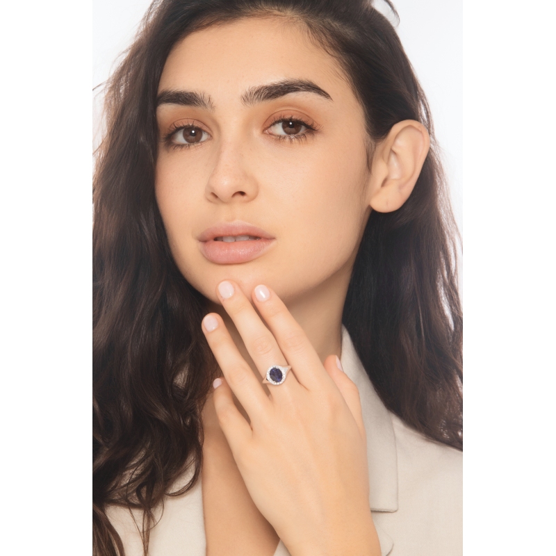 Sello oro blanco 18k con zafiro azul ovalado y diamantes