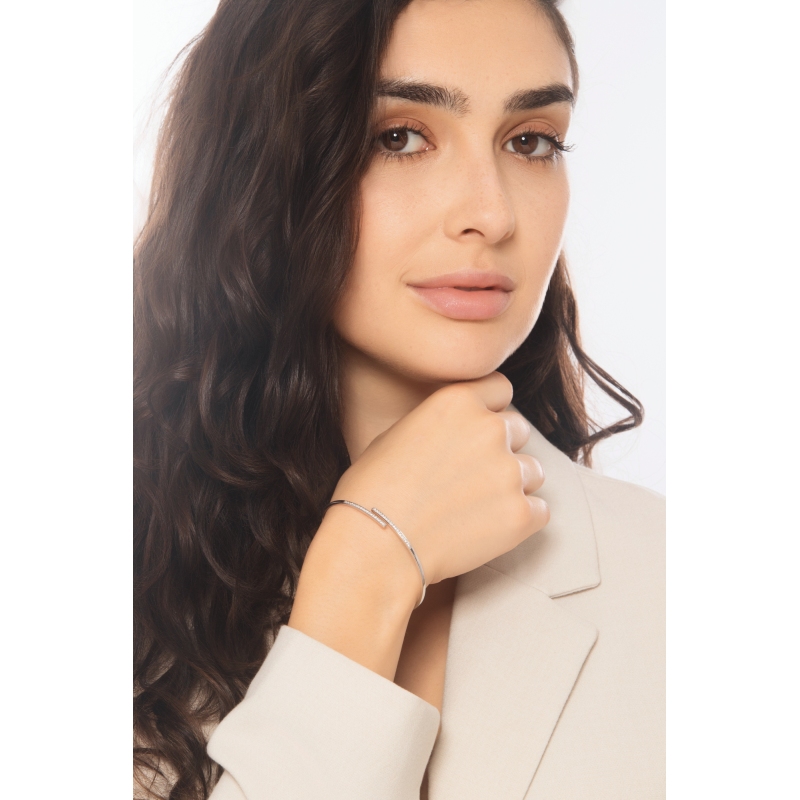Pulsera Semirrígida Abierta en Oro Blanco de 18 Quilates con Diamantes Naturales Pulsera Semirrígida Abierta en Oro Blanco de 18 Quilates con Diamantes Naturales