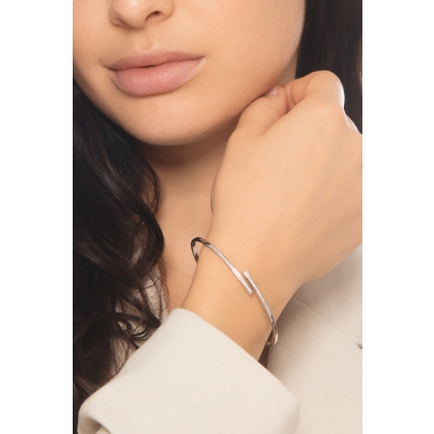 Pulsera Semirrígida Abierta en Oro Blanco de 18 Quilates con Diamantes Naturales