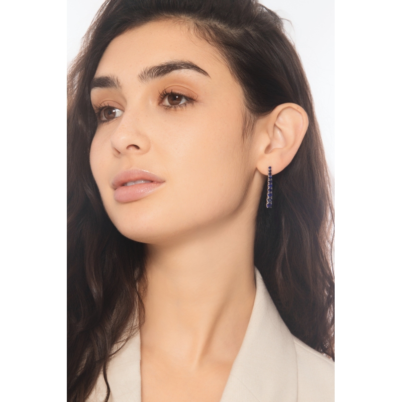 Pendientes tennis escalonados en oro blanco 18k con zafiros azules