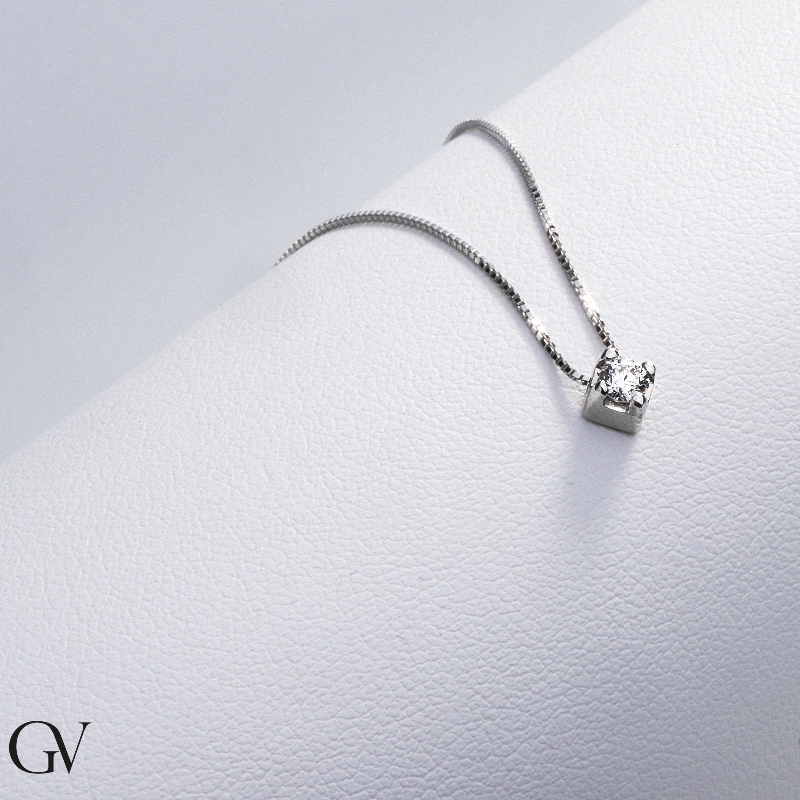 Colgante solitario con diamante de 0.10 quilates en oro blanco de 18k