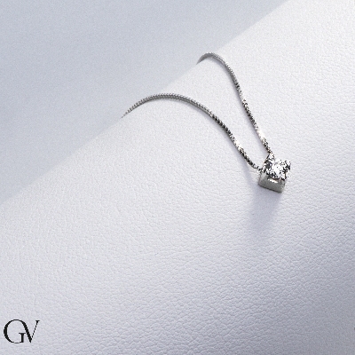 Colgante solitario con diamante de 0.10 quilates en oro blanco de 18k