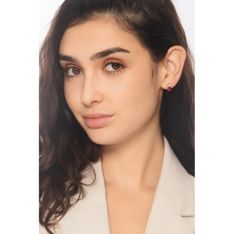 Pendientes de botón en oro blanco 750 con rubíes ovalados y diamantes  Pendientes de botón en oro blanco 750 con rubíes ovalados y diamantes