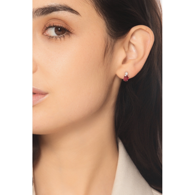 Pendientes de botón en oro blanco 750 con rubíes ovalados y diamantes  Pendientes de botón en oro blanco 750 con rubíes ovalados y diamantes