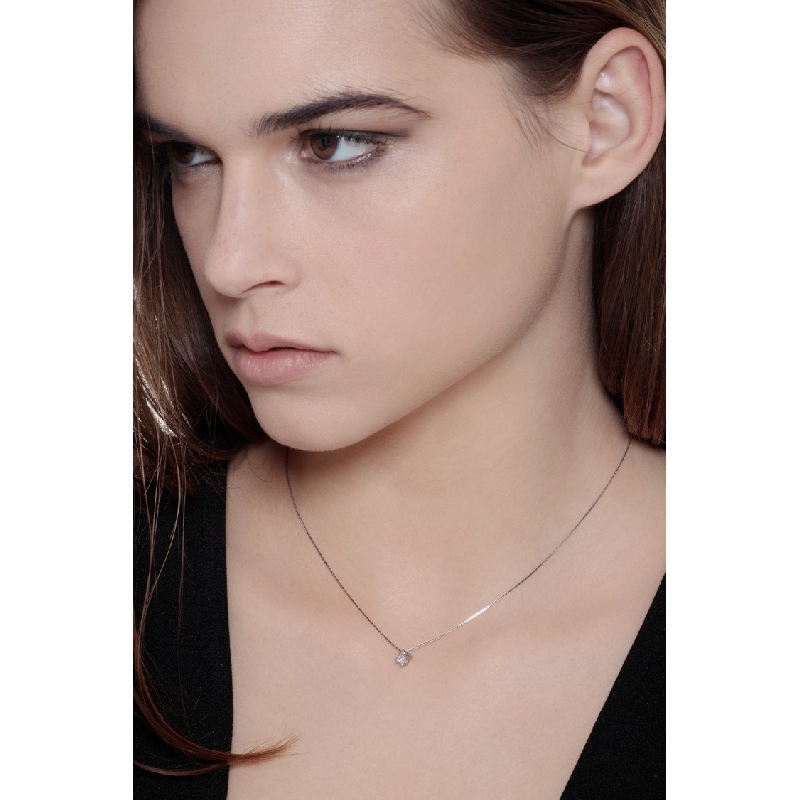 Colgante solitario con diamante de 0.10 quilates en oro blanco de 18k