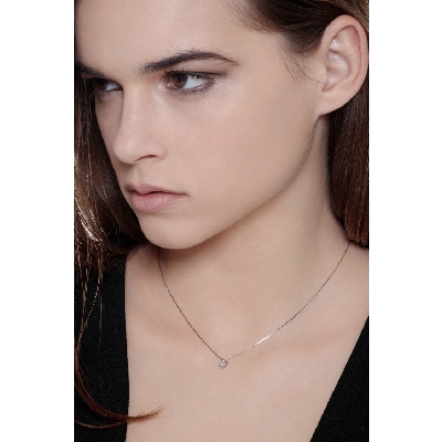 Colgante solitario con diamante de 0.10 quilates en oro blanco de 18k