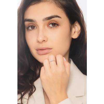 Anillo trilogy lineal en oro blanco 18k con tres diamantes CT 0,15