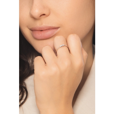 Anillo trilogy lineal en oro blanco 18k con tres diamantes CT 0,15