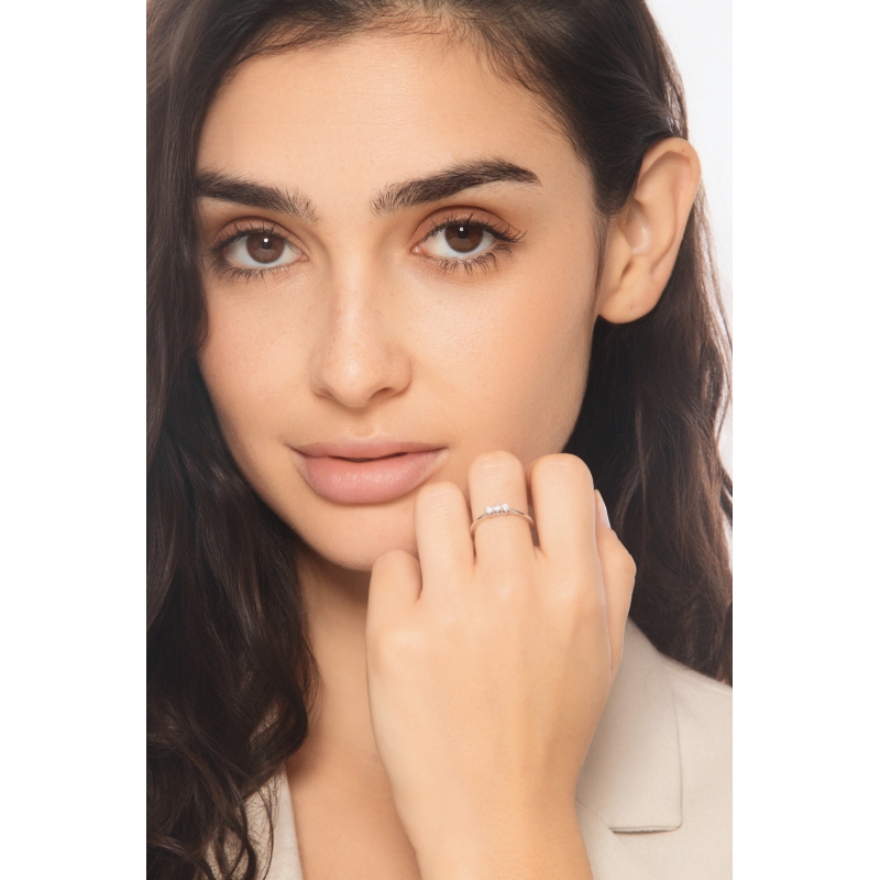 Anillo trilogy en oro blanco 18k con tres diamantes CT 0,21