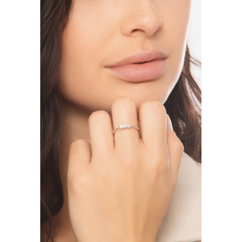 Anillo trilogy en oro blanco 18k con tres diamantes CT 0,21