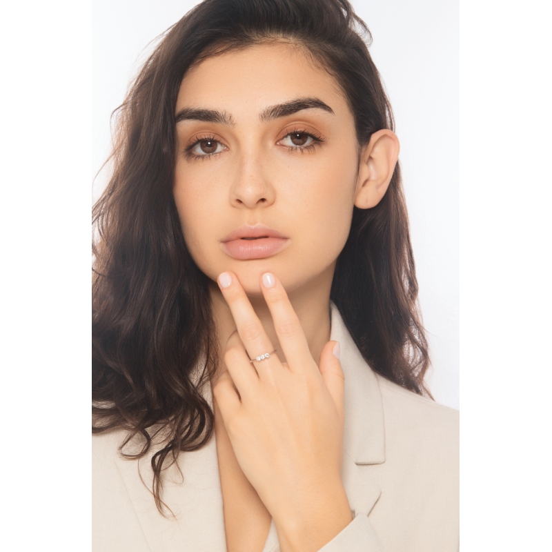 Anillo trilogy en oro blanco 18k con tres diamantes blancos CT 0,30 