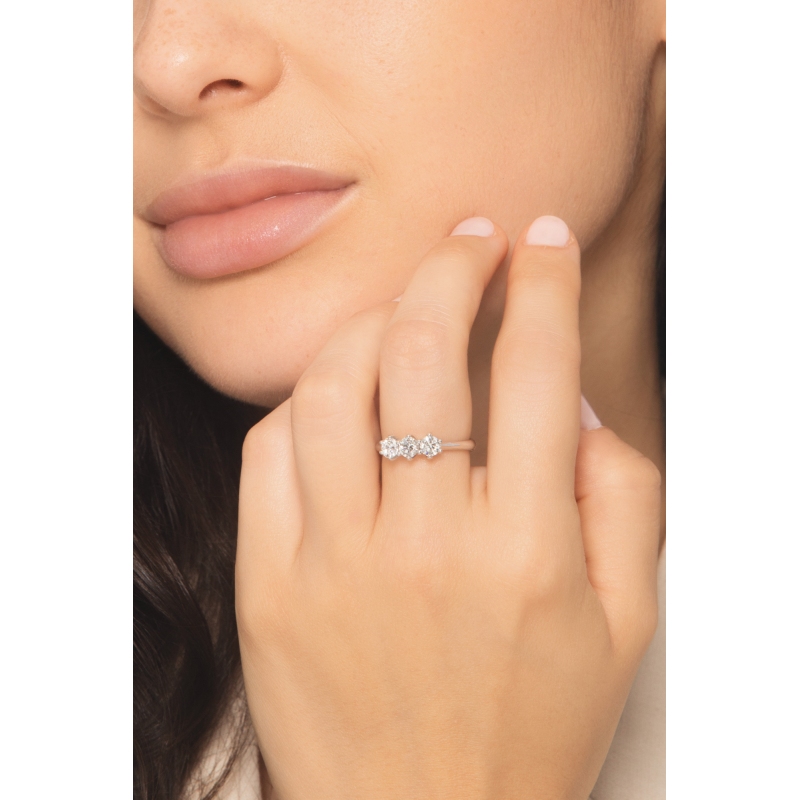 Anillo oro blanco de 18 quilates con tres diamantes CT 0,90 