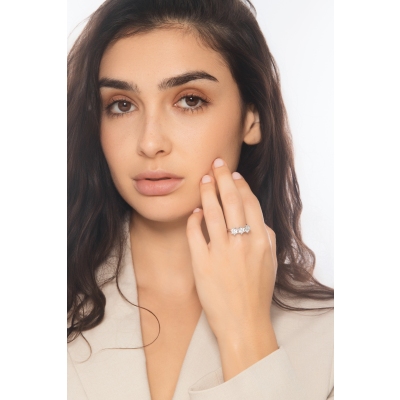 Anillo en oro blanco 18k con tres diamantes CT 2,10