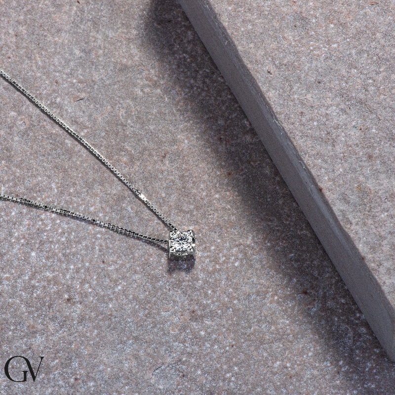 Colgante diamante solitario y oro blanco de 0.25 quilates Colgante diamante solitario y oro blanco de 0.25 quilates