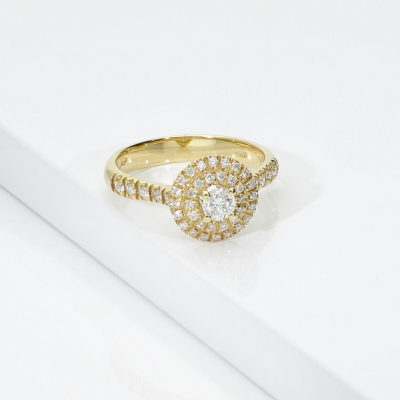 Anillo central en oro amarillo con diamantes