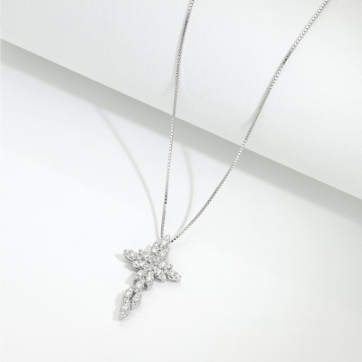 Collar en oro blanco con cruz de diamantes