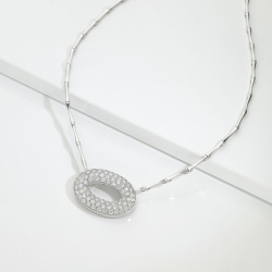 Collar con colgante ovalado pavé en oro blanco y diamantes 2