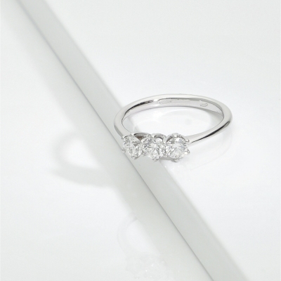 Anillo trilogy lineal en oro blanco con diamantes