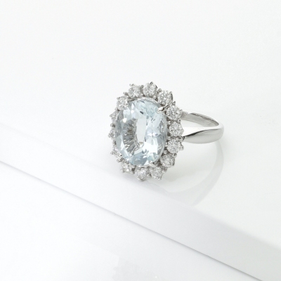 Anillo contorno oro 18k con aguamarina oval y 14 diamantes