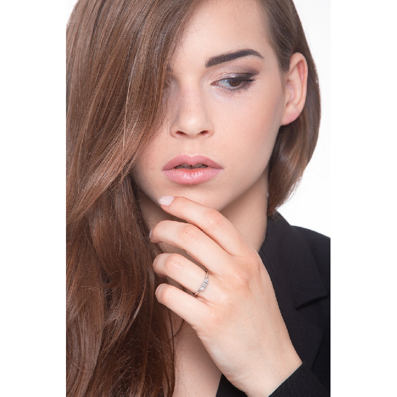 Anillo trilogía en oro blanco de 18 kilates con diamantes 0,25 quilates  Anillo trilogía en oro blanco de 18 kilates con diamantes 0,25 quilates