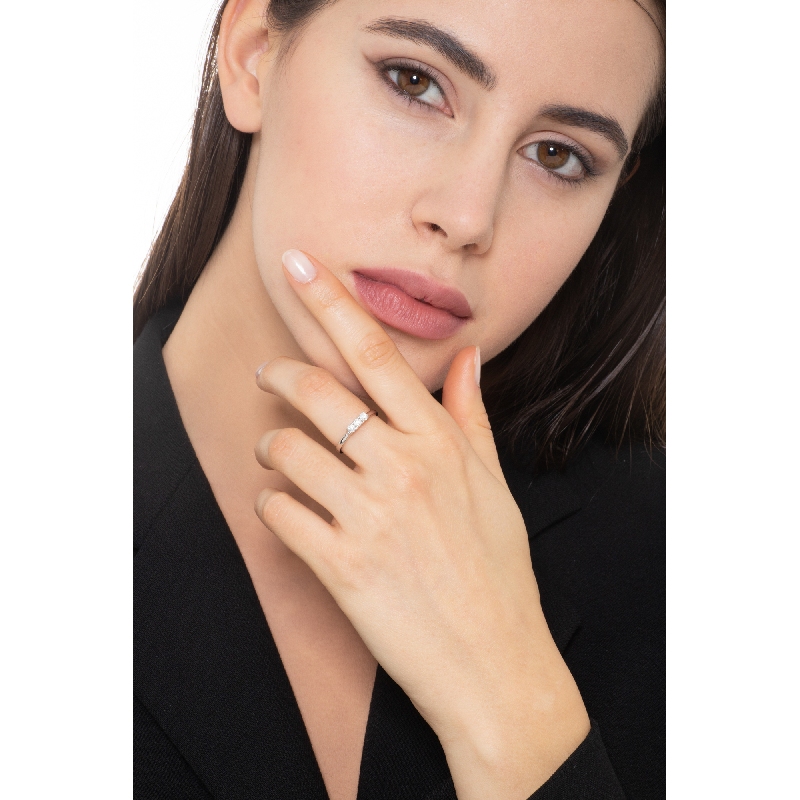 Anillo de compromiso con 3 diamantes en oro blanco de 18 kilates  Anillo de compromiso con 3 diamantes en oro blanco de 18 kilates