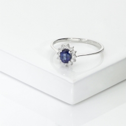 Anillo en oro blanco 18k con halo zafiro azul y diamantes