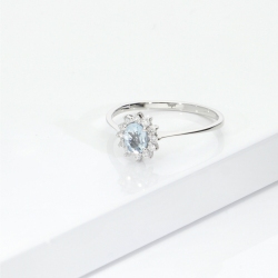 Anillo en oro blanco 18k con aguamarina 5x4 mm y diamantes
