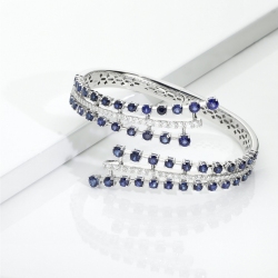 Pulsera semirrígida en oro blanco 18k con zafiros azules y diamantes