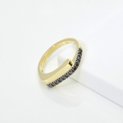 Anillo de hombre contrarié en oro amarillo 18k con diamantes negros