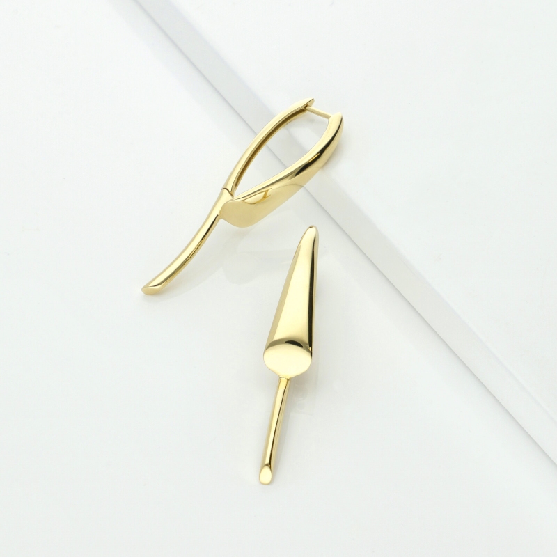 Pendientes colgantes en oro amarillo 18k con diseño geométrico Pendientes colgantes en oro amarillo 18k con diseño geométrico