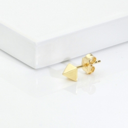 Mono pendiente en oro amarillo 18k con diseño piramidal 2