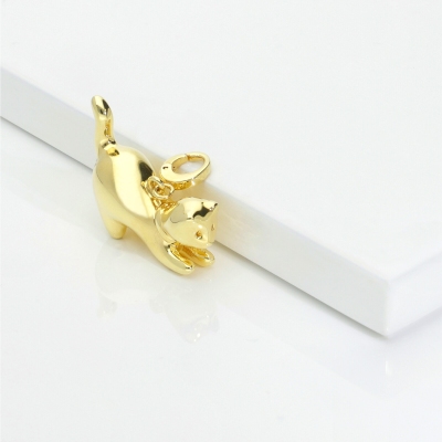 Colgante en forma de gato en oro amarillo 18k de 2 cm