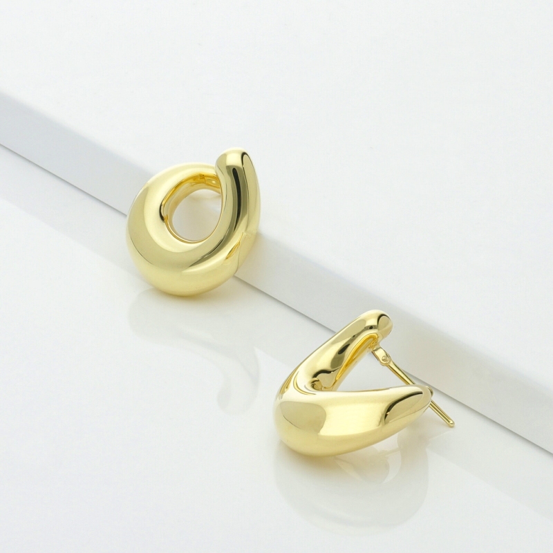 Aros bombados en oro amarillo 18k con diseño semi trenzado Aros bombados en oro amarillo 18k con diseño semi trenzado