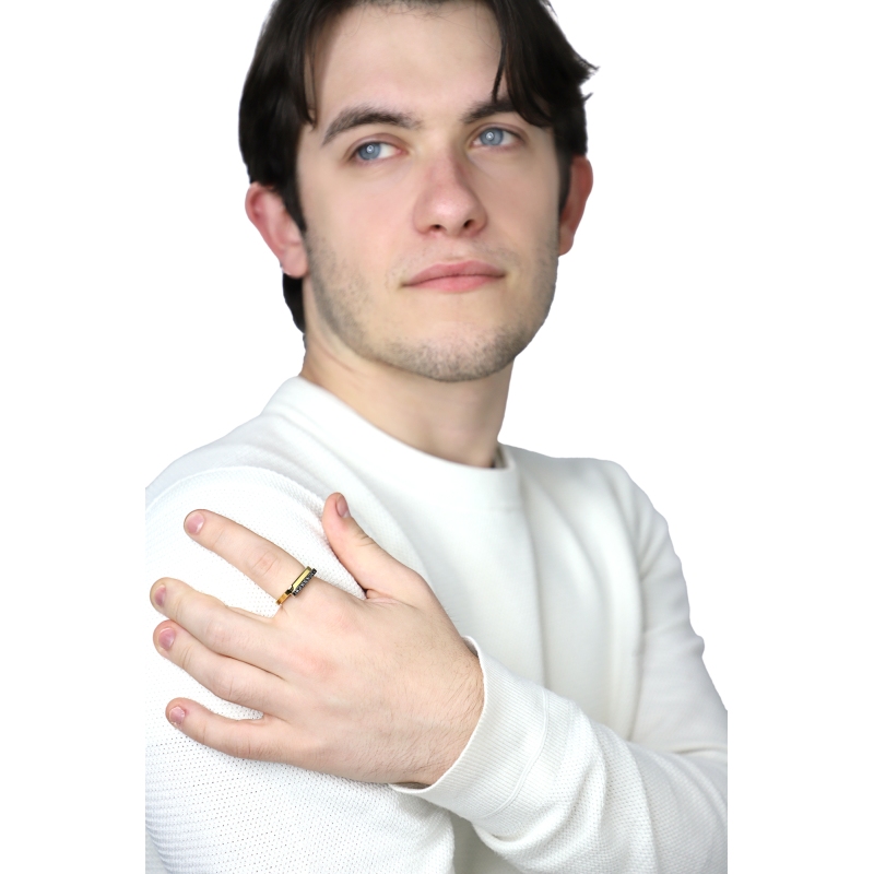 Anillo de hombre contrarié en oro amarillo 18k con diamantes negros