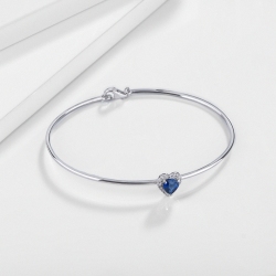 Brazalete rígido en oro blanco con zafiro corazón y diamantes 2