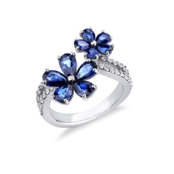 Anillo abierto en oro blanco con doble flor, zafiros y diamantes