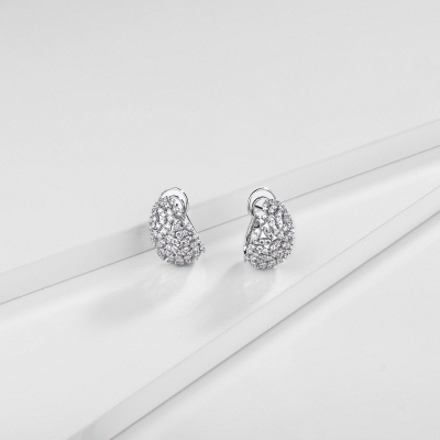 Pendientes de diseño con ilusión de navettes en oro blanco