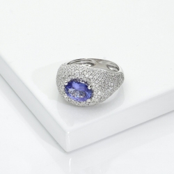 Anillo tanzanita oval y diamantes en oro blanco 18K