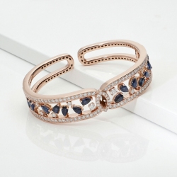 Pulsera en oro rosa 18k con zafiros azules y diamantes